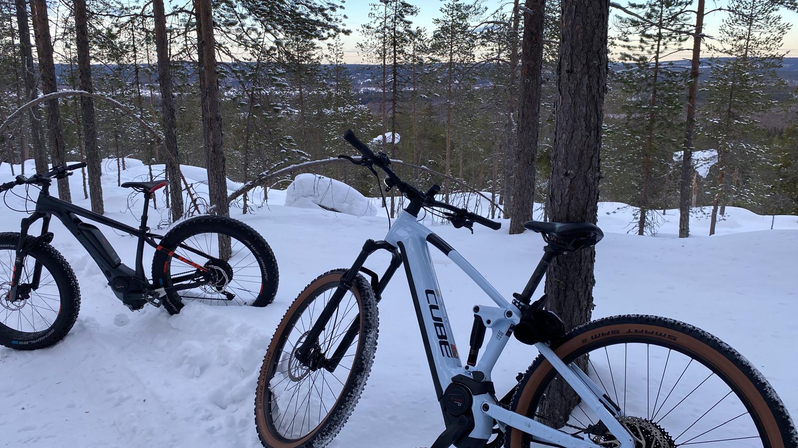 Sähköpyörät lumisessa Lapin metsässä